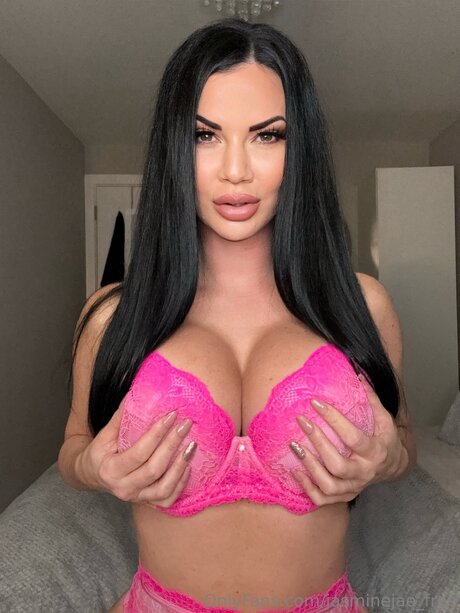 Naakte gelekte OnlyFans-foto van Jasminejae Free