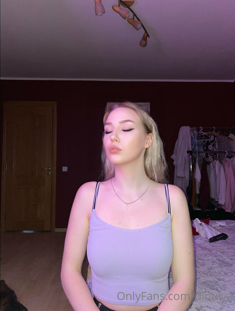 Naakte gelekte OnlyFans-foto van Dinulya