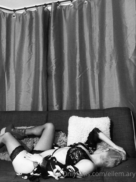 Naakte gelekte OnlyFans-foto van Ellem Ary