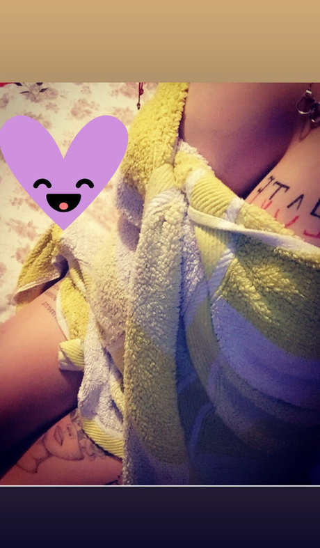 Naakte gelekte OnlyFans-foto van Ellem Ary