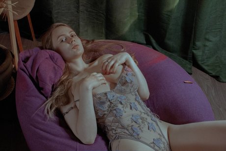 Naakte gelekte OnlyFans-foto van Lou Jeen
