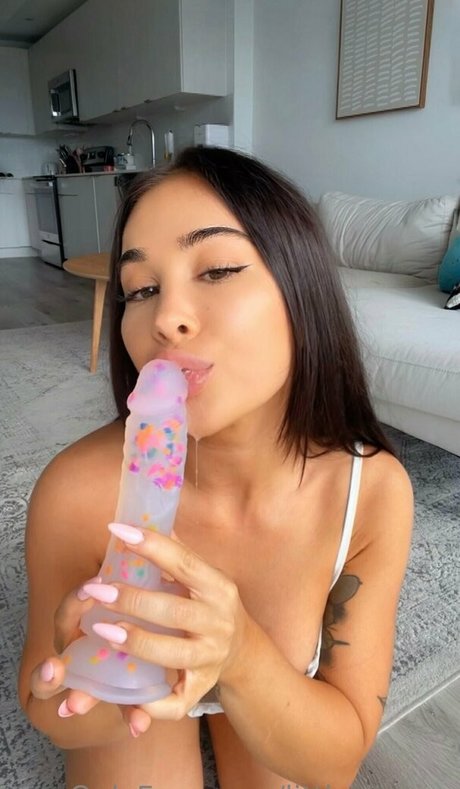 Naakte gelekte OnlyFans-foto van Little Lianna
