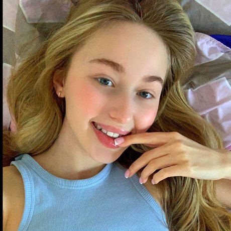 Naakte gelekte OnlyFans-foto van Mia Reina