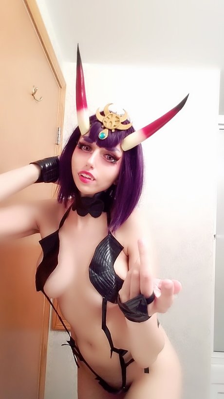 Naakte gelekte OnlyFans-foto van Onicure