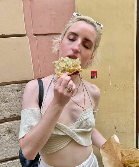 Naakte gelekte OnlyFans-foto van Zoe Lister Jones