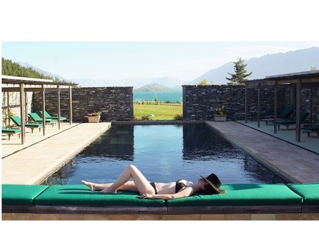 Naakte gelekte OnlyFans-foto van Zoe Lister Jones
