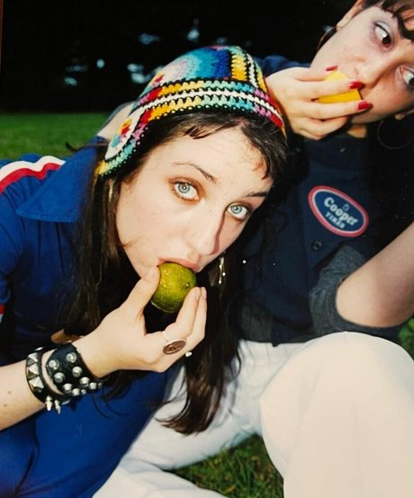 Naakte gelekte OnlyFans-foto van Zoe Lister Jones