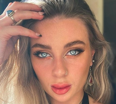 Naakte gelekte OnlyFans-foto van Zoeelfreyah