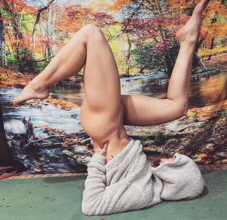 Naakte gelekte OnlyFans-foto van Zoe Day