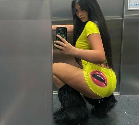 Naakte gelekte OnlyFans-foto van Estherng