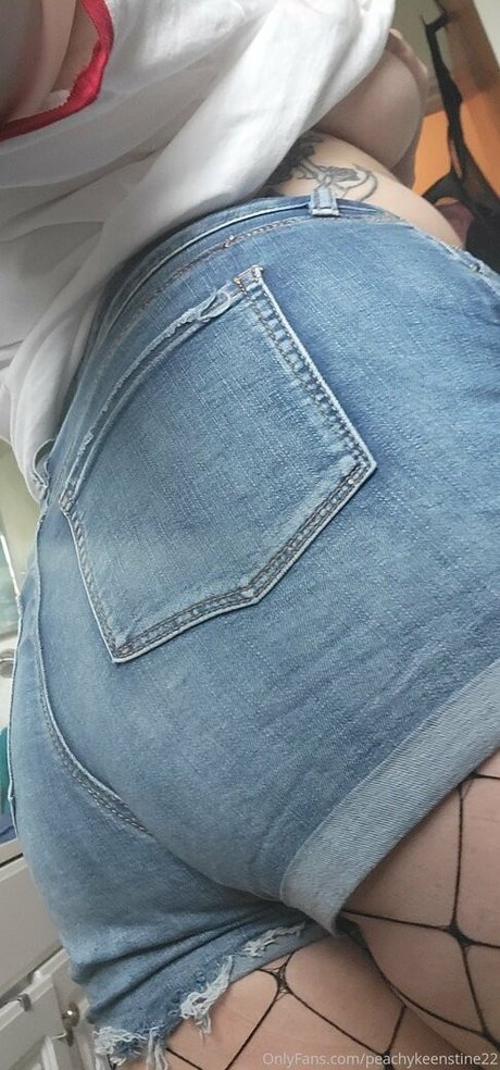 Naakte gelekte OnlyFans-foto van Peachykeenstine22