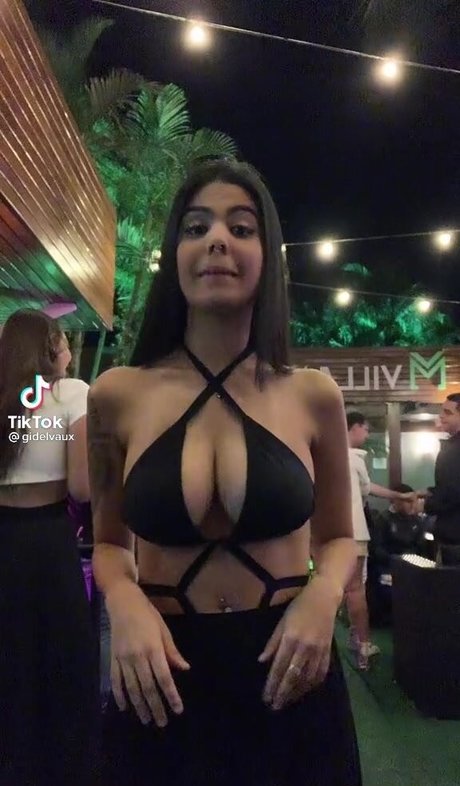 Naakte gelekte OnlyFans-foto van Giovanna Delvaux