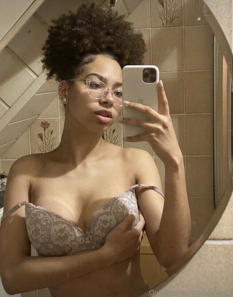 Naakte gelekte OnlyFans-foto van Afroshawty