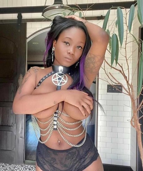Naakte gelekte OnlyFans-foto van Blackheartburlesque