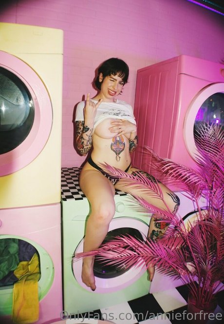 Naakte gelekte OnlyFans-foto van Anisa Jomha