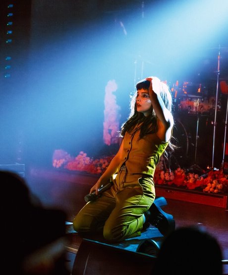 Naakte gelekte OnlyFans-foto van Lauren Mayberry