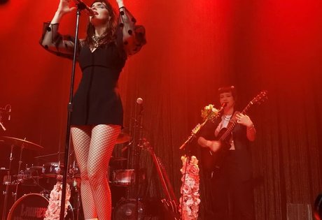 Naakte gelekte OnlyFans-foto van Lauren Mayberry