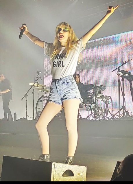 Naakte gelekte OnlyFans-foto van Lauren Mayberry