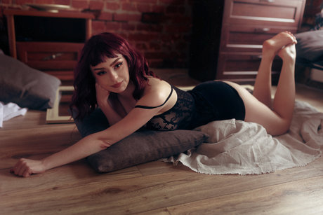 Naakte gelekte OnlyFans-foto van Cherrievelvet Cherrie