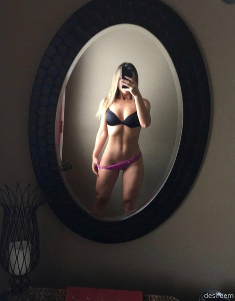 Naakte gelekte OnlyFans-foto van Desireemcmahon