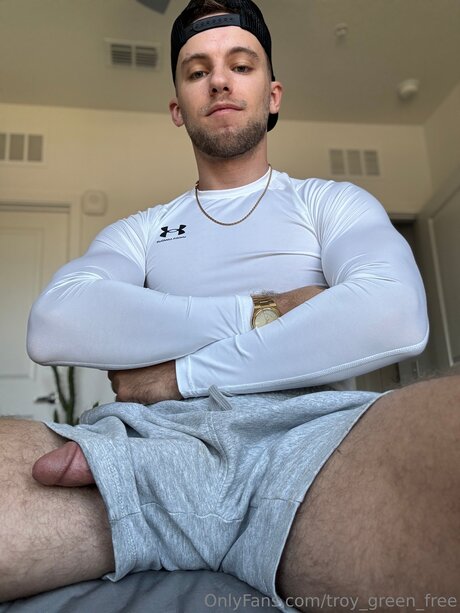 Naakte gelekte OnlyFans-foto van Troy Green Free