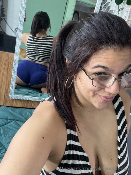 Naakte gelekte OnlyFans-foto van Takeyourgenia