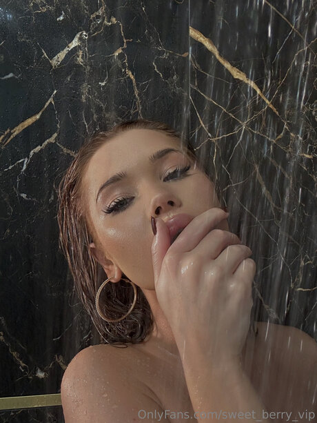 Naakte gelekte OnlyFans-foto van Sweet Berry Vip