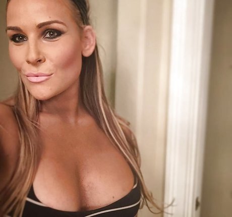 Naakte gelekte OnlyFans-foto van Natalya Neidhart