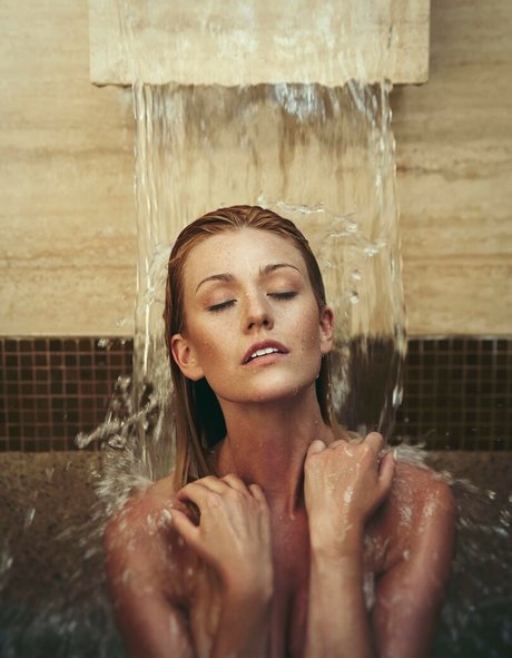 Naakte gelekte OnlyFans-foto van Katherine Mcnamara