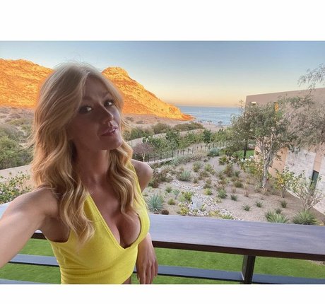 Naakte gelekte OnlyFans-foto van Katherine Mcnamara