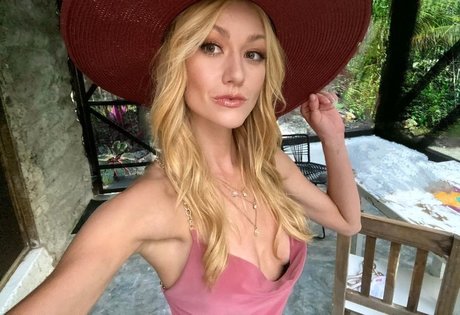 Naakte gelekte OnlyFans-foto van Katherine Mcnamara