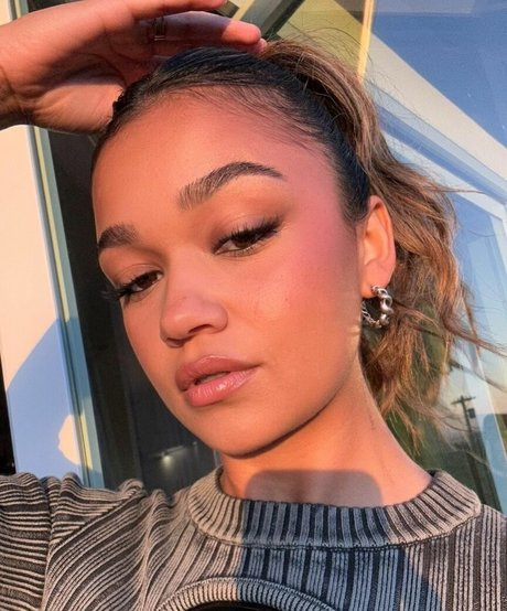 Naakte gelekte OnlyFans-foto van Madison Bailey