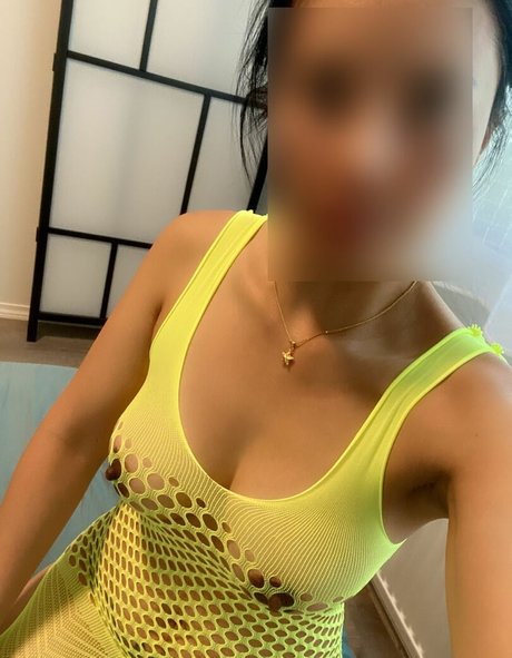 Naakte gelekte OnlyFans-foto van Thaimom