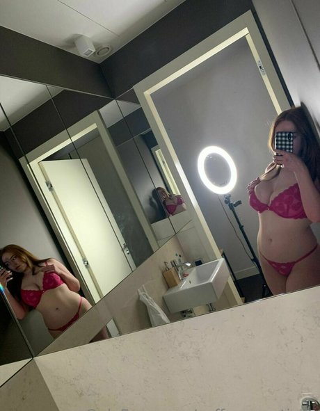 Naakte gelekte OnlyFans-foto van Saffron Martinez