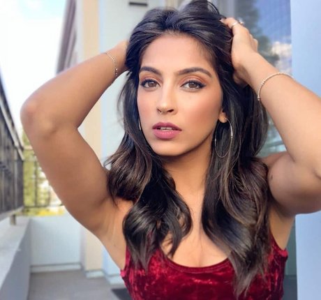 Naakte gelekte OnlyFans-foto van Simmisingh