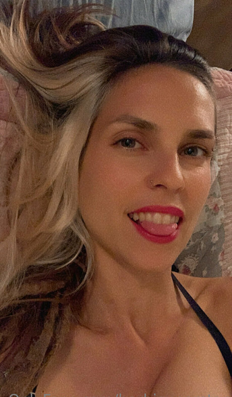 Naakte gelekte OnlyFans-foto van Barbisuperstar