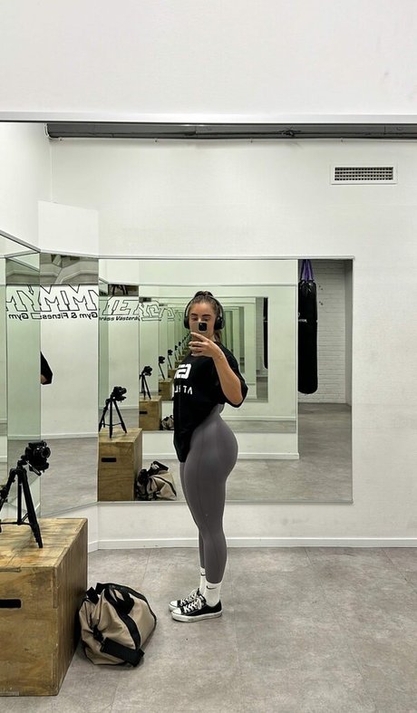 Naakte gelekte OnlyFans-foto van Elora Gummerson