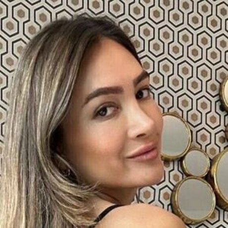 Naakte gelekte OnlyFans-foto van Dkarina