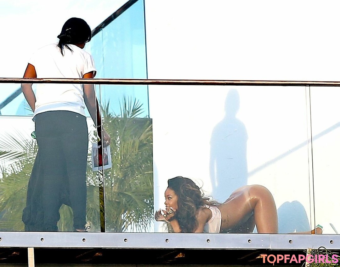 Naakte gelekte OnlyFans-foto van Rihanna #1213