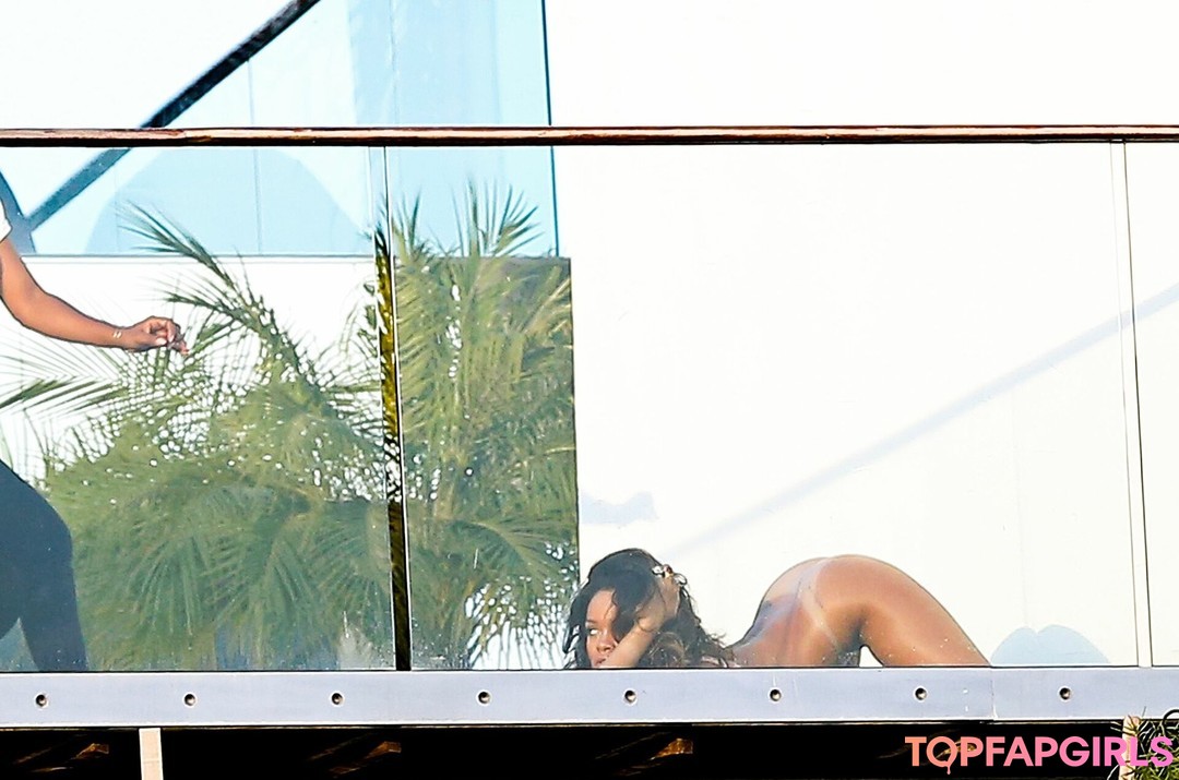 Naakte gelekte OnlyFans-foto van Rihanna #1214