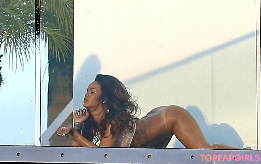 Naakte gelekte OnlyFans-foto van Rihanna #1221