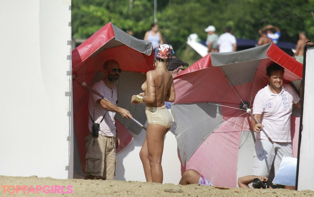Naakte gelekte OnlyFans-foto van Rihanna #1243