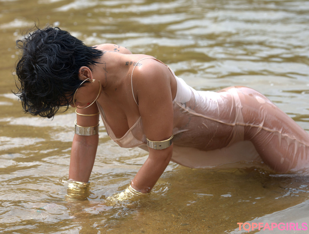 Naakte gelekte OnlyFans-foto van Rihanna #1323