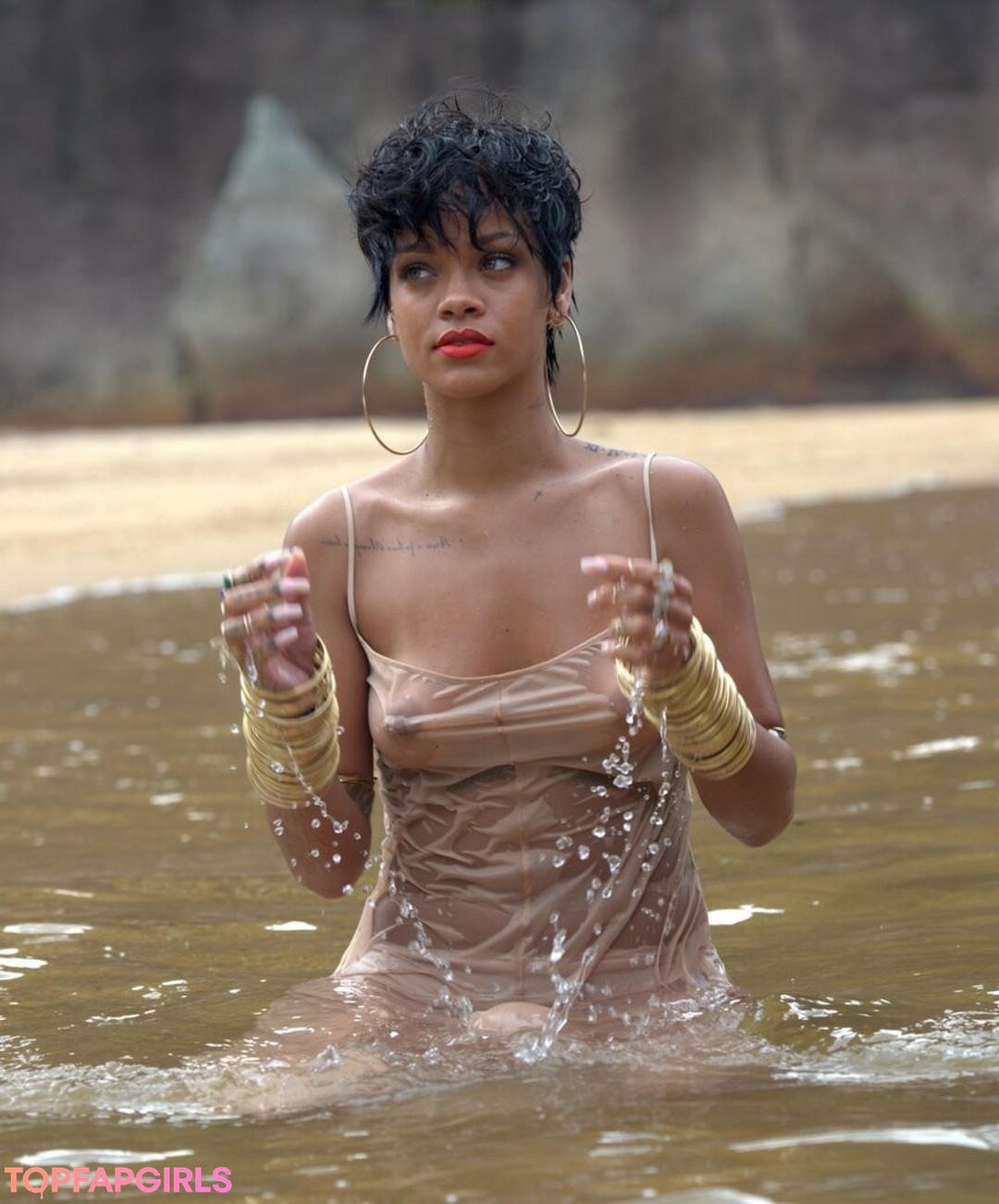 Naakte gelekte OnlyFans-foto van Rihanna #1378