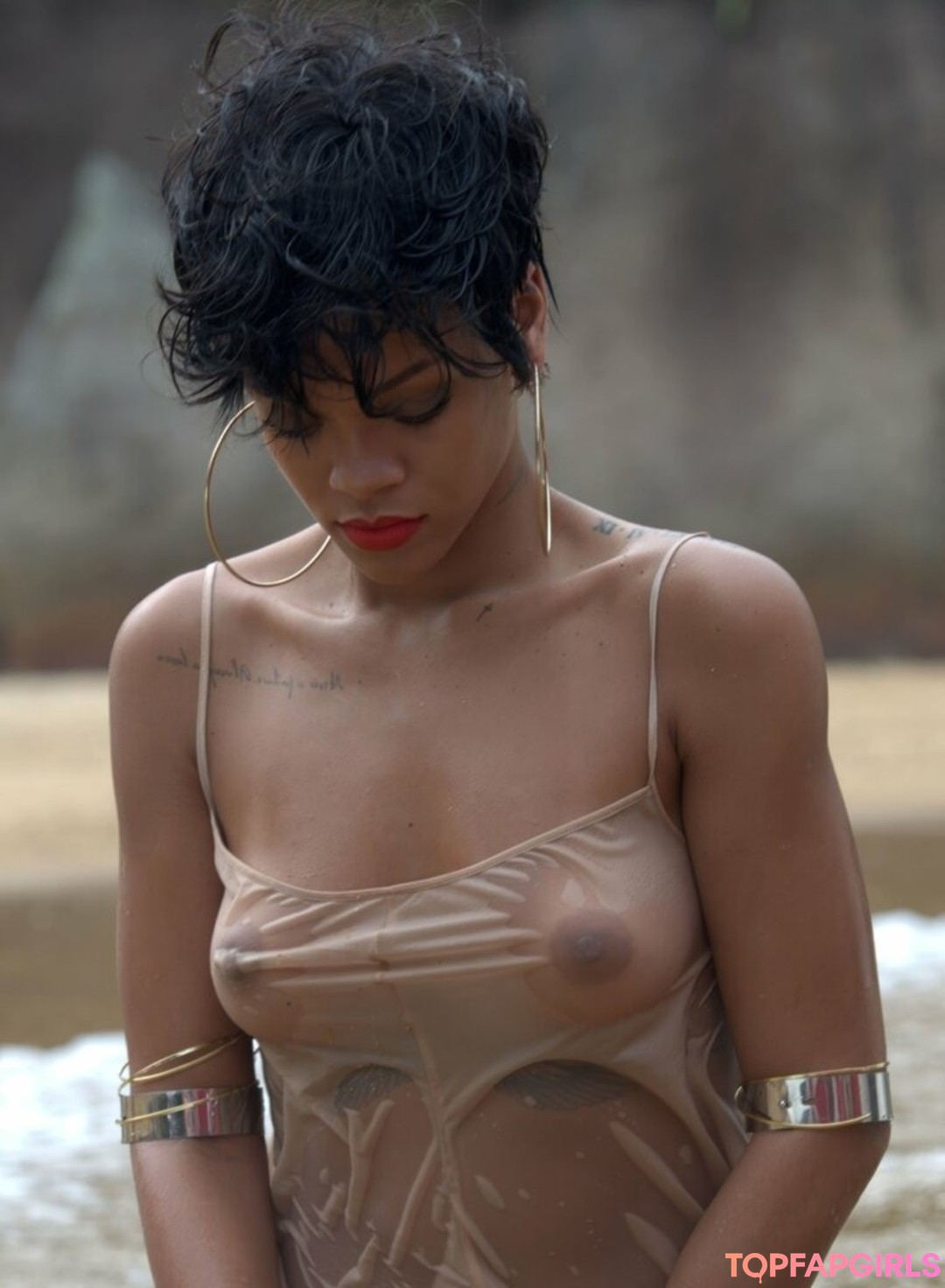 Naakte gelekte OnlyFans-foto van Rihanna #1511
