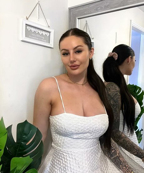 Naakte gelekte OnlyFans-foto van Beckie Holloway
