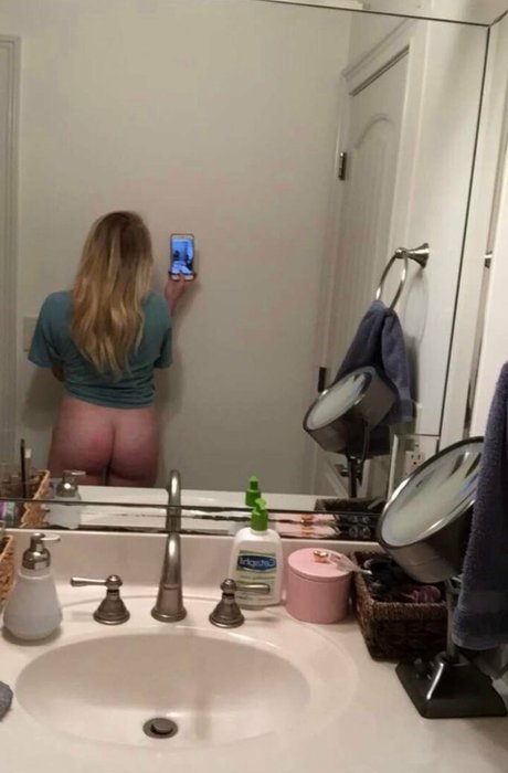Naakte gelekte OnlyFans-foto van Uselesscumbucket