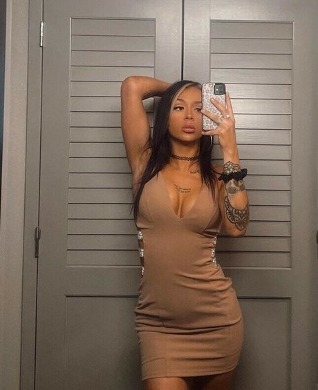 Naakte gelekte OnlyFans-foto van Cora Jade