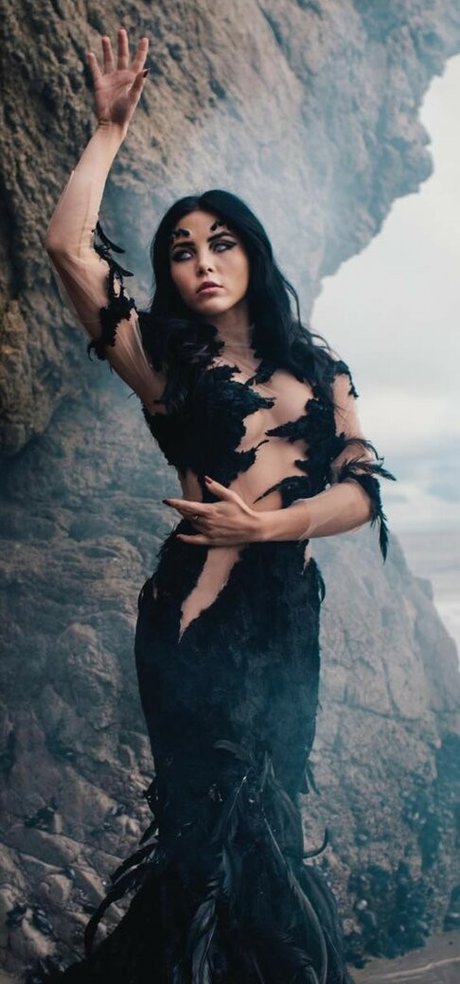 Naakte gelekte OnlyFans-foto van Anna Akana