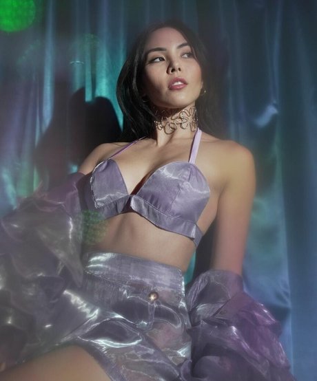 Naakte gelekte OnlyFans-foto van Anna Akana